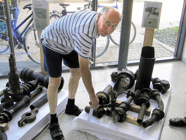 Werner Frey, der Spezialist des Bauhof...ngsmaterial fr die Schau aufbereitet.  | Foto: Milan Neugebauer