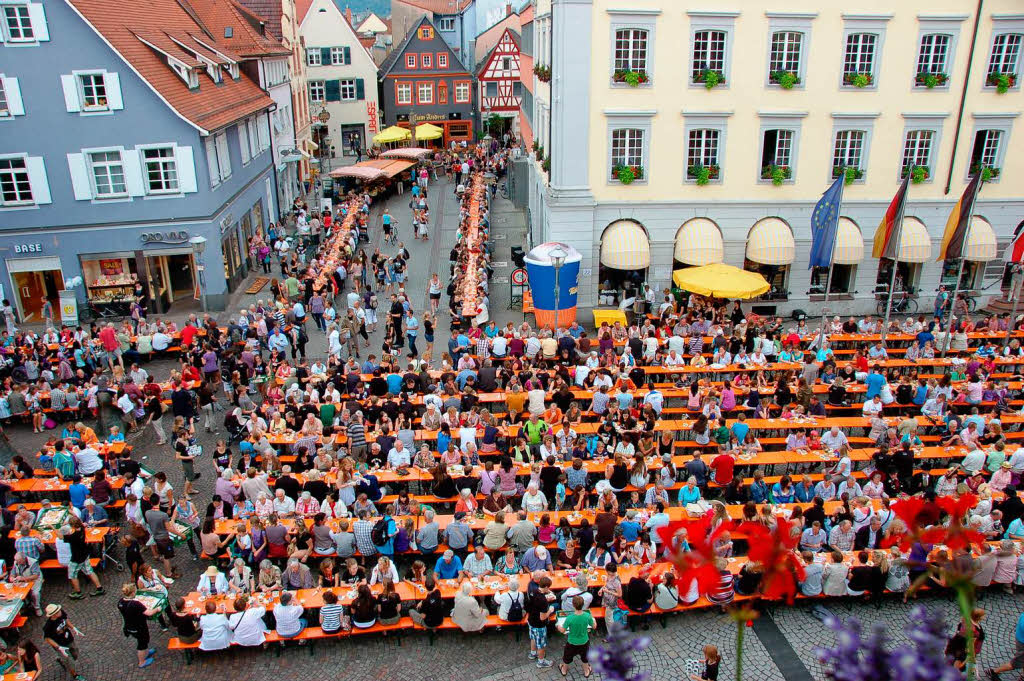 Neuer Rekord: Deutschlands lngste Kaffeetafel wurde heute in der Offenburg mit 1375 Meter Lnge aufgebaut.