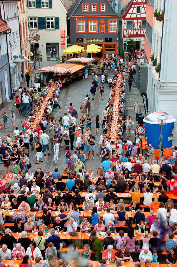 Neuer Rekord: Deutschlands lngste Kaffeetafel wurde heute in der Offenburg mit 1375 Meter Lnge aufgebaut.