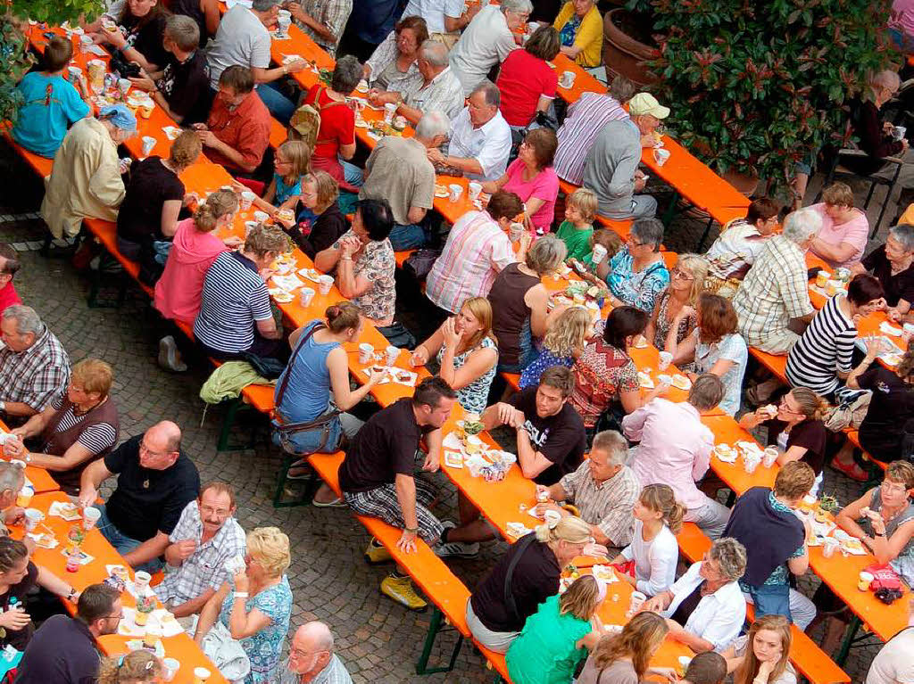 Neuer Rekord: Deutschlands lngste Kaffeetafel wurde heute in der Offenburg mit 1375 Meter Lnge aufgebaut.