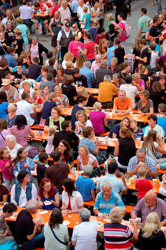 Neuer Rekord: Deutschlands lngste Kaffeetafel wurde heute in der Offenburg mit 1375 Meter Lnge aufgebaut.