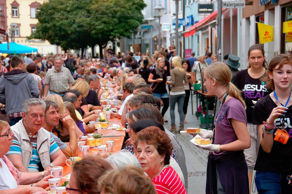 Neuer Rekord: Deutschlands lngste Kaffeetafel wurde heute in der Offenburg mit 1375 Meter Lnge aufgebaut.