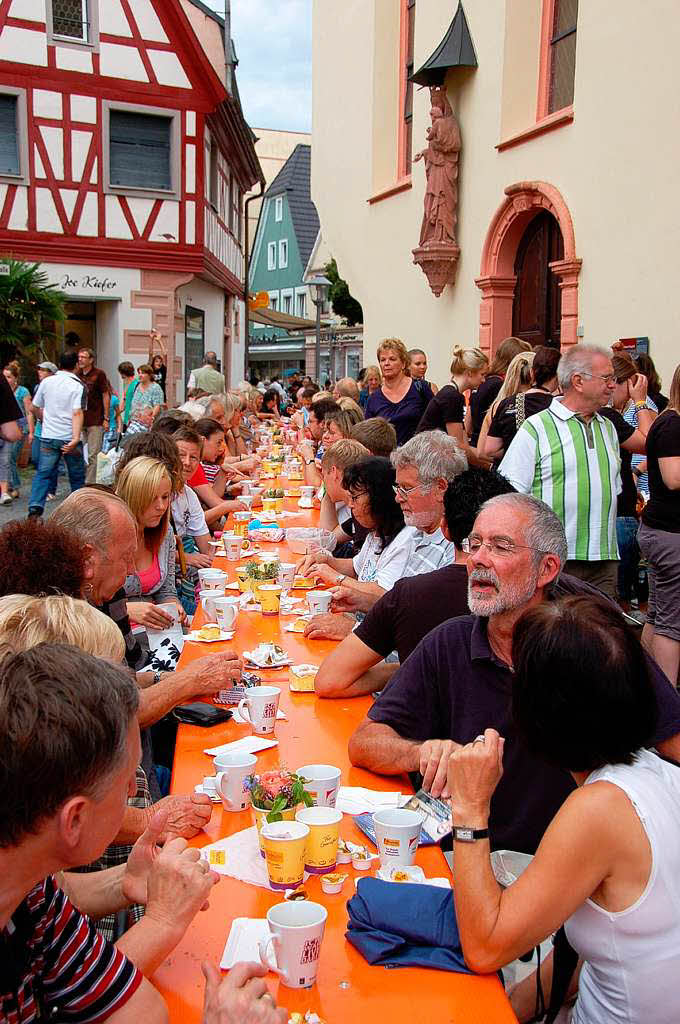 Neuer Rekord: Deutschlands lngste Kaffeetafel wurde heute in der Offenburg mit 1375 Meter Lnge aufgebaut.