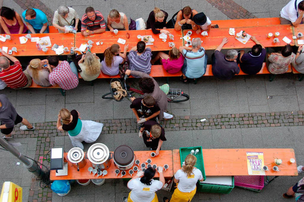 Neuer Rekord: Deutschlands lngste Kaffeetafel wurde heute in der Offenburg mit 1375 Meter Lnge aufgebaut.