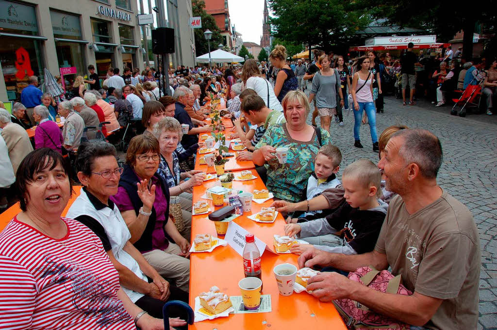 Neuer Rekord: Deutschlands lngste Kaffeetafel wurde heute in der Offenburg mit 1375 Meter Lnge aufgebaut.