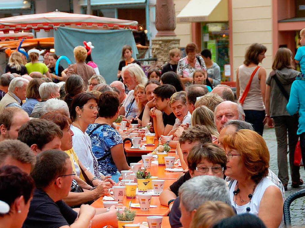 Neuer Rekord: Deutschlands lngste Kaffeetafel wurde heute in der Offenburg mit 1375 Meter Lnge aufgebaut.