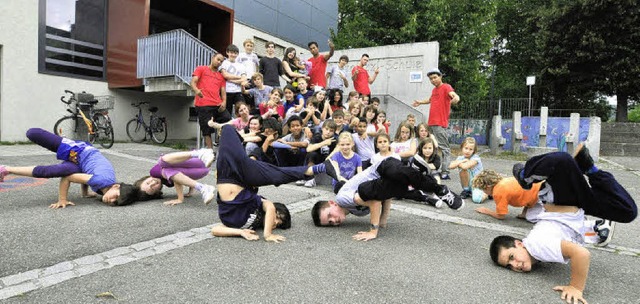 Die Teilnehmer des Breakdance-Weekend posieren vor der  Pestalozzi-Schule.   | Foto: Barbara Ruda