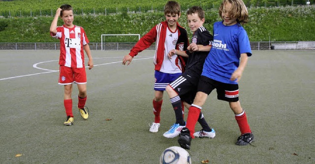 Der Ebringer Kunstrasenplatz muss ber...t die E-Jugend des FSV beim Training.   | Foto: Silvia Faller