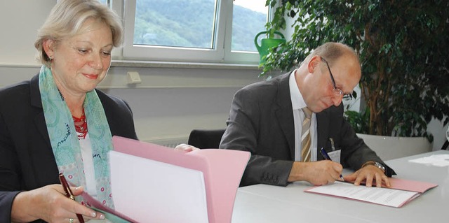 Brigitte Wrger, Leiterin Personal BAS...nterzeichnen den Kooperationsvertrag.   | Foto: Ralf H. Dorweiler