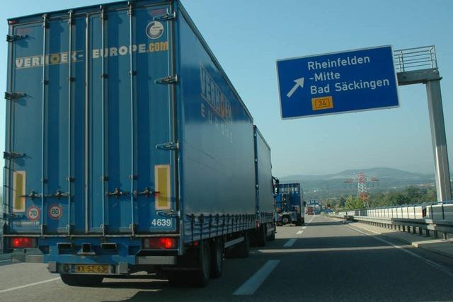 Lkw-Stau erreicht wegen des Nationalfeiertags Rekordlnge