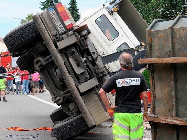 Am  Nachmittag strzte ein Laster um, ...setzten Gelnde transportieren sollte.  | Foto: Patrick Seeger