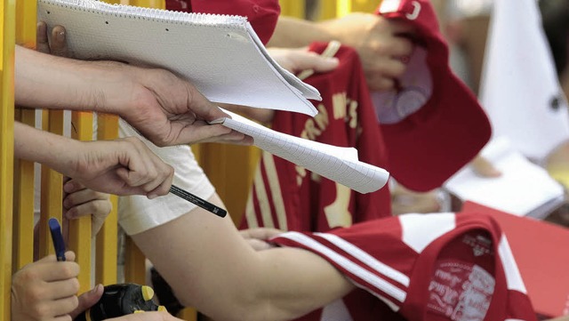 Die Liga boomt, und die Unterschriften...yern-Kicker sind bei den Fans gefragt.  | Foto: dapd