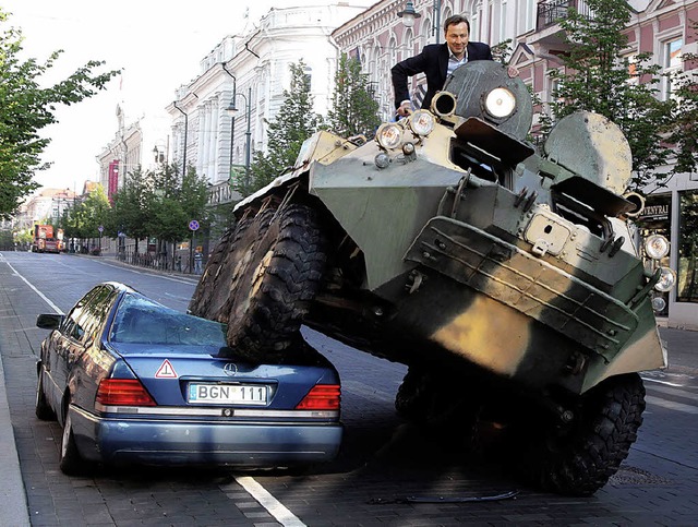 &#8222;Das nchste Mal parkst du besse... geht im Video gegen Falschparker vor.  | Foto: AFP