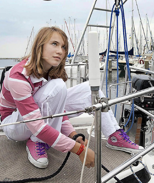 Sie segelt immer noch: Laura Dekker vor einem Jahr im Hafen von Brouwershaven.   | Foto: dpa