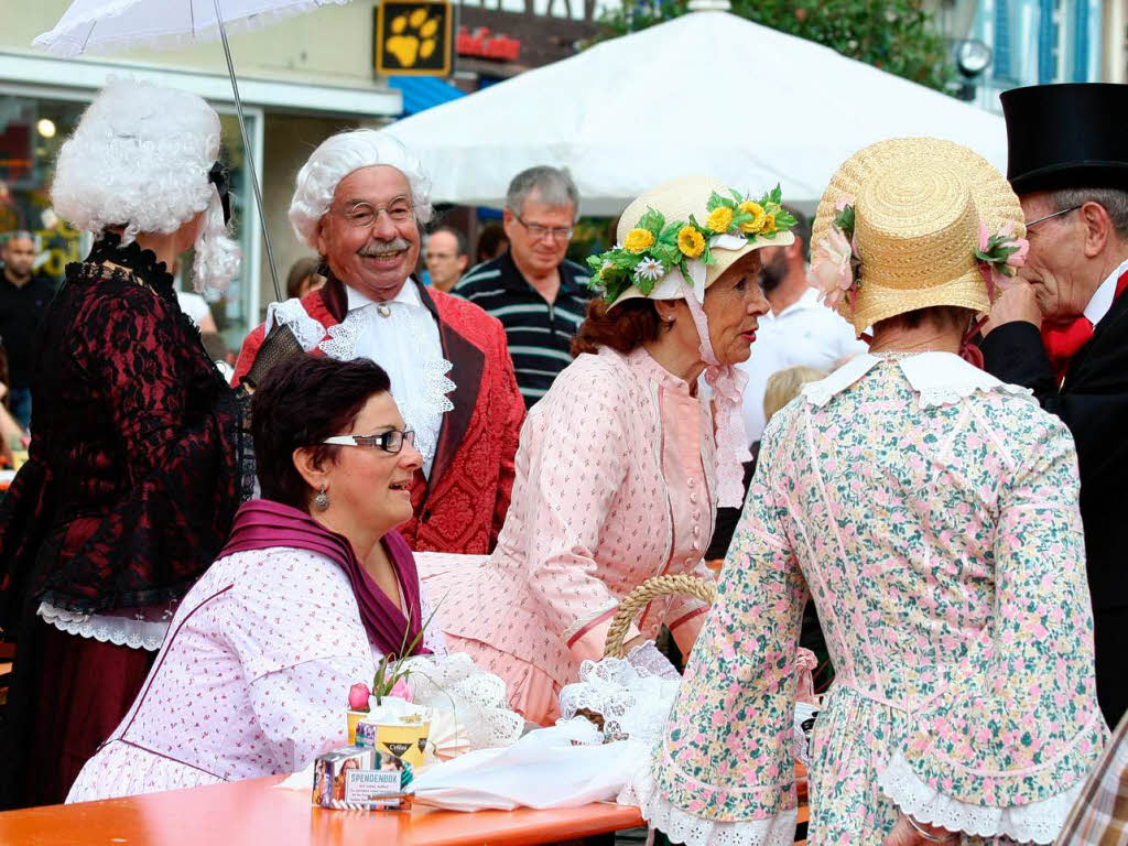 Neuer Rekord: Deutschlands lngste Kaffeetafel wurde heute in der Offenburg mit 1375 Meter Lnge aufgebaut.