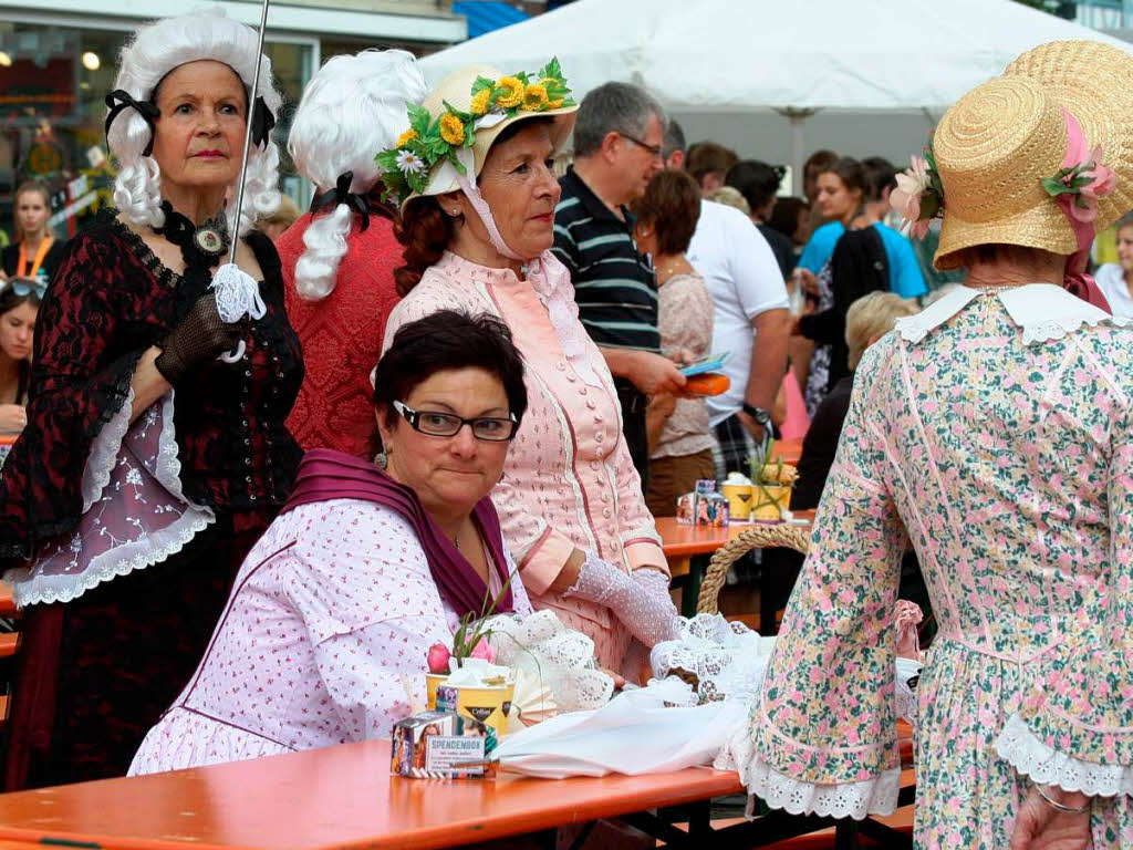 Neuer Rekord: Deutschlands lngste Kaffeetafel wurde heute in der Offenburg mit 1375 Meter Lnge aufgebaut.