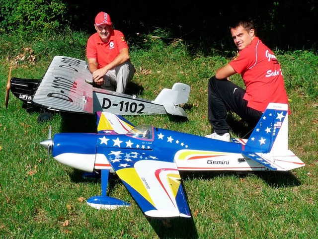Die Modellflugbauer  Ottmar (links) un...treiben ihr Hobby uerst erfolgreich.  | Foto: Christine Weirich