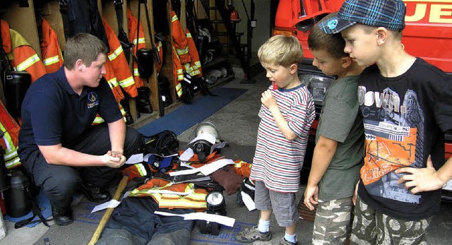 Jugendbetreuer Dennis Grner erklrte die Schutzkleidung der Feuerwehrleute.  | Foto: Ute Schler