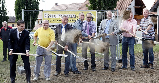 Schaffe, schaffe, Markt baue (von link...Baumann (Bauunternehmer aus Seelbach).  | Foto: Christoph Breithaupt