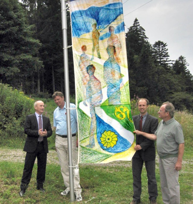 Flagge zeigen: Roland Supper, Brgerme...und Knstler Robert Fritz (von links)   | Foto: Stefan Sahli