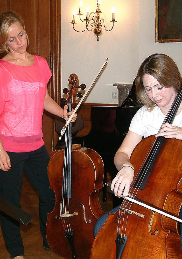 Starcellistin Sol Gabetta (links) wird...emie in Schloss Beuggen unterrichten.   | Foto: Roswitha Frey