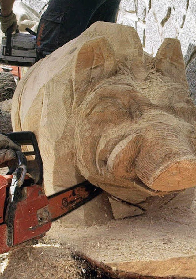 Skulpturen mit der Kettensge schnitzen Knstler am Wochenende auf der Gugel  | Foto: Karin Stckl-Steinebrunner