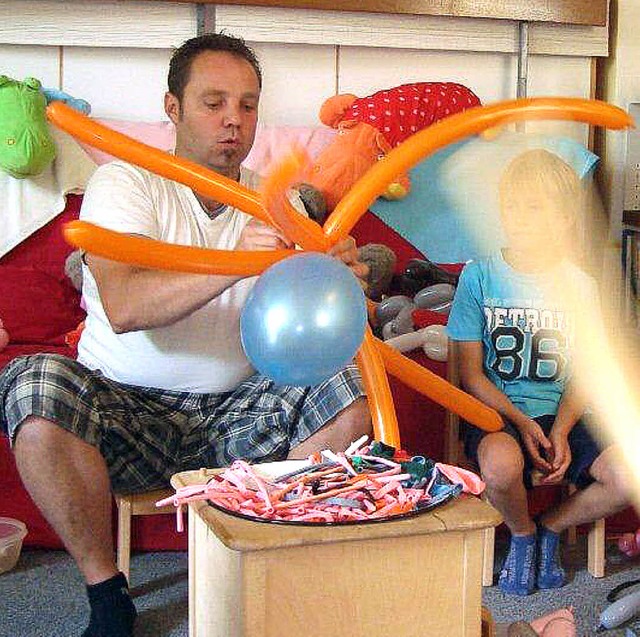 Patrick Heffele kann aus Ballons lustige Tiere knoten.   | Foto: BZ