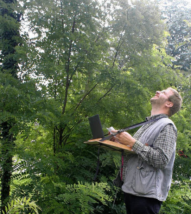 Gert Volker  Spies kontrolliert die Hlzer der Gemeinde.   | Foto: Cremer