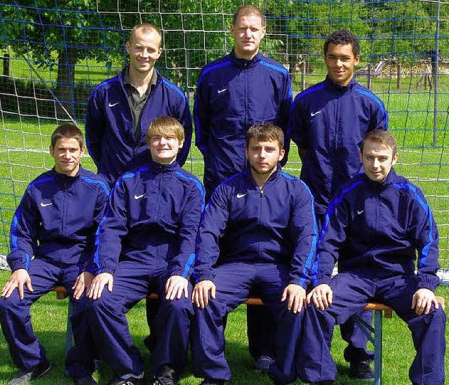 Von den acht Neuzugngen fr die 1. Ma...n. Ganz links Trainer Waldemar Dercho.  | Foto: Rolf Reimann