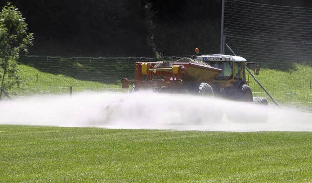 Aktion in Eichsel: Tonnenweise Sand machen den Boden locker und durchlssig.   | Foto: Jannik Schall