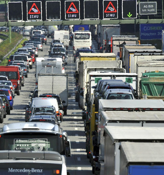 Dicht an dicht stauen sich Fahrzeuge i...en Autobahnen. Es ist Geduld gefragt.   | Foto: Frank Leonhardt/dpa