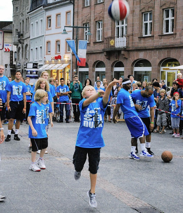 Die Teilnehmer des CVJM-Basketball-Cam...chen Zuschauern, was sie drauf haben.   | Foto: Thomas Loisl Mink
