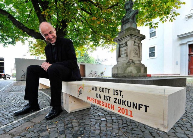 Nachhaltiges Sitzen: Domkapitular Pete..., testet die Papstbank aus Tannenholz.  | Foto: Michael Bamberger
