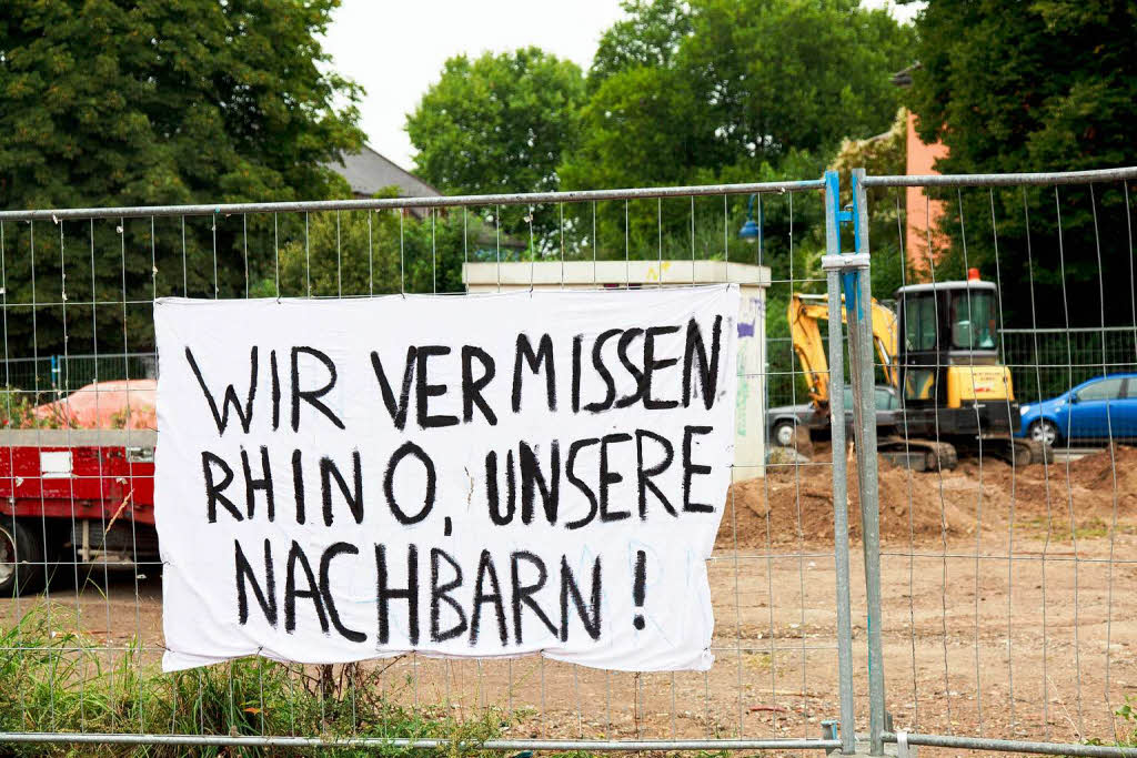 Am Bauzaun um das ehemalige Rhino-Gelnde in Freiburg-Vauban kleben viele Solidaritts-Plakate.