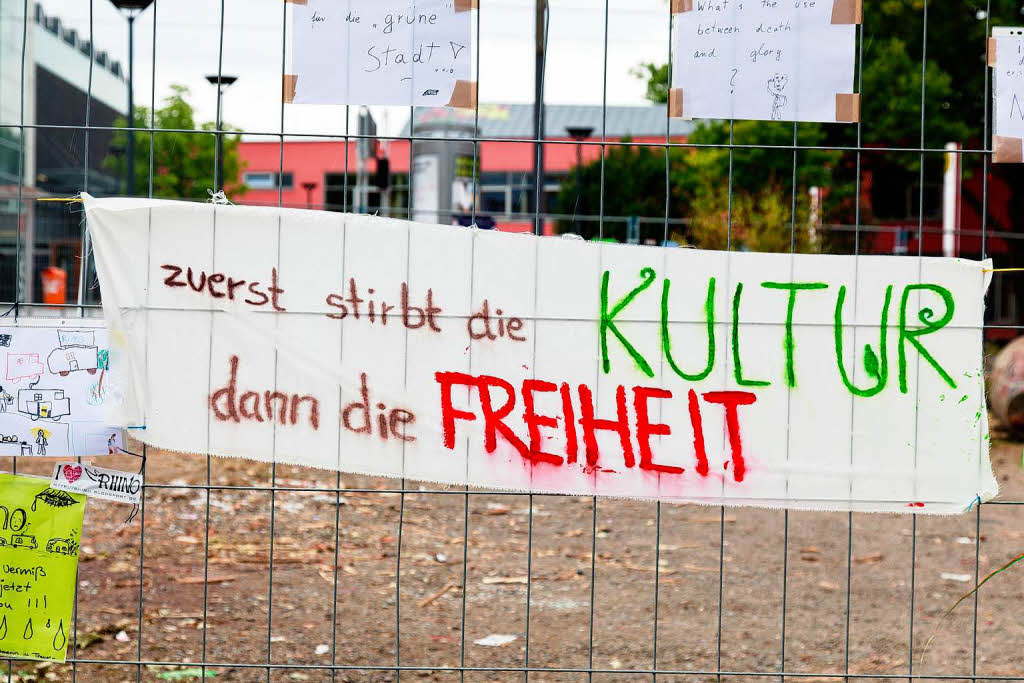 Am Bauzaun um das ehemalige Rhino-Gelnde in Freiburg-Vauban kleben viele Solidaritts-Plakate.