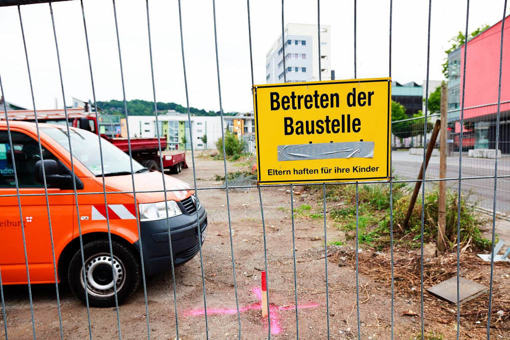 Am Bauzaun um das ehemalige Rhino-Gelnde in Freiburg-Vauban kleben viele Solidaritts-Plakate.