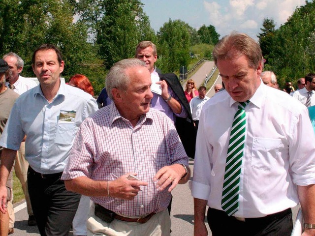 Bei der Ortsbegehung in Hartheim lud  ... (rechts daneben) zu einem Besuch ein.  | Foto: Bianka Pscheidl