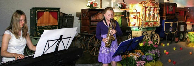Viktoria Dinkelaker (Saxofon) und die ...ten die zu hren gewesenen Drehorgeln.  | Foto: Karin Heiss