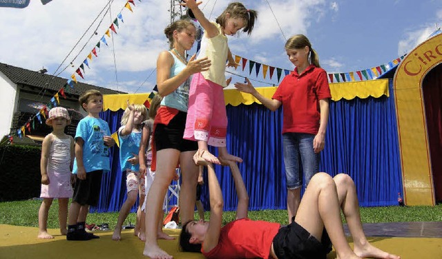 Bodenakrobatik erfordert Vertrauen und Gleichgewichtssinn.  | Foto: Ute Schler