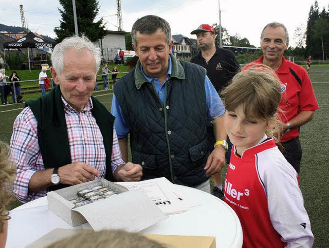 Olympiasieger Georg Thoma und Brgerme...zenen Jugend-Ehrennadel der Gemeinde.   | Foto: Dieter Maurer