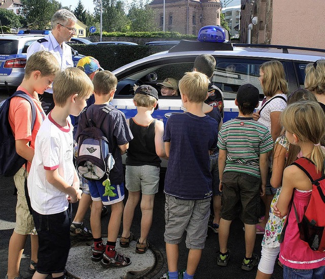 Neugierig begutachten die Kinder aus M...drfen auch noch selbst hineinsitzen.   | Foto: Michael Masson