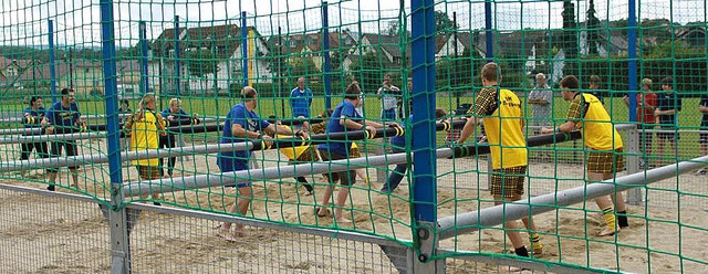 Hinter Gittern: die Menschenkicker beim Sportwochenende in Mahlberg.   | Foto: Michael Masson