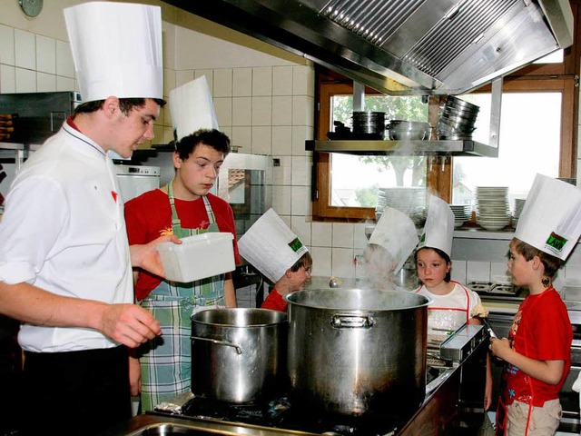 Kinderkochkurs im Gasthaus Breitehof: ...hskchen einen Blick in den Suppentopf  | Foto: Chris Seifried