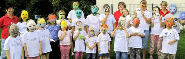 Teilweise schaurig schn, teilweise li...er mit ihren Masken beim Gruppenbild.   | Foto: Albert Greiner