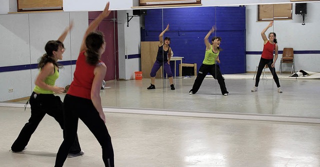 Tanz-Profi Katja Schleibinger (Mitte) ... auch etwas fr die Fitness tun kann.   | Foto: Sandra von Appen
