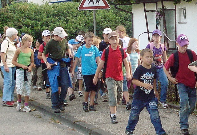 Knapp 50 Kinder gingen von Wehr aus Richung Hasler Hhle.  | Foto: born
