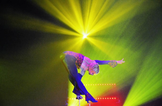 Balance ber dem Wasserbecken zeigt Evy Nereus beim Circus Louis Knie.   | Foto: Barbara Ruda