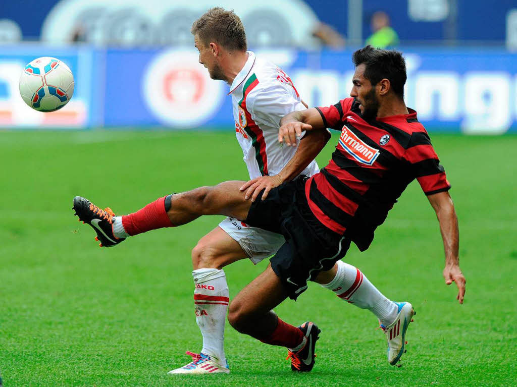 Hart umkmpfte Partie: Daniel Baier (l.) gegen Freiburgs  Yacine Abdessadki.