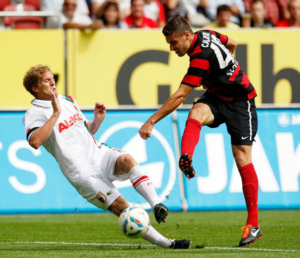 Daniel Caligiuri (l.) mit vollem Einsatz gegen den Augsburger Marcel de Jong.