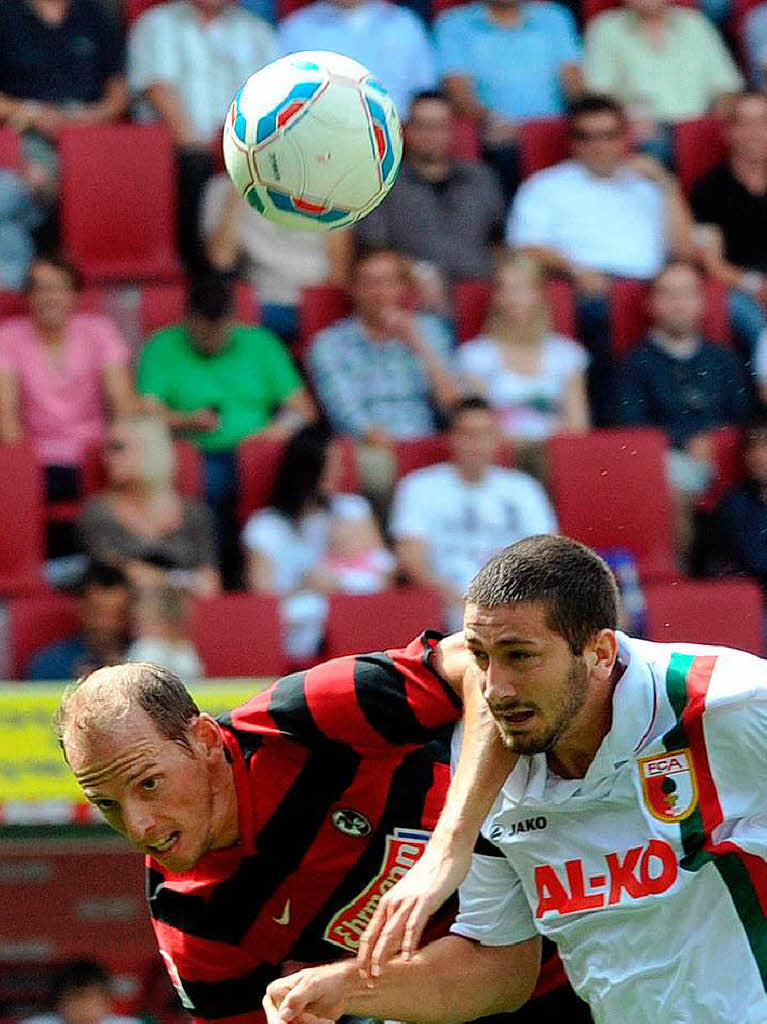 Kopfballduell - da darf Mlders natrlich nicht fehlen. Diesmal versucht sich Oliver Barth gegen den FCA-Strmer.